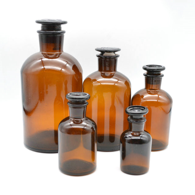Склянки для реактивов из темного стекла с узкой горловиной и притертой пробкой