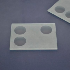 Стекло стоматологическое с 3-мя лунками, 70х95±1,0 мм, толщина 4±0,2 мм