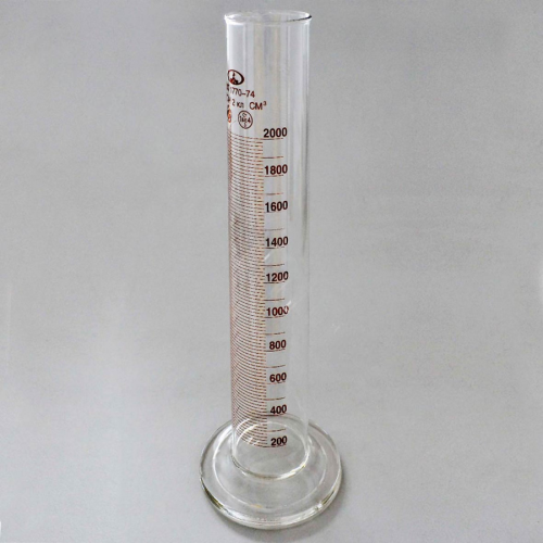 Цилиндр мерный 1-2000-2 с носиком на стеклянном основании