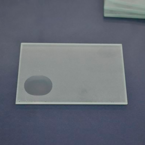 Стекло стоматологическое с 1-й лункой, 70х95±1,0 мм, толщина 4±0,2 мм