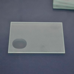 Стекло стоматологическое с 1-й лункой, 70х95±1,0 мм, толщина 4±0,2 мм